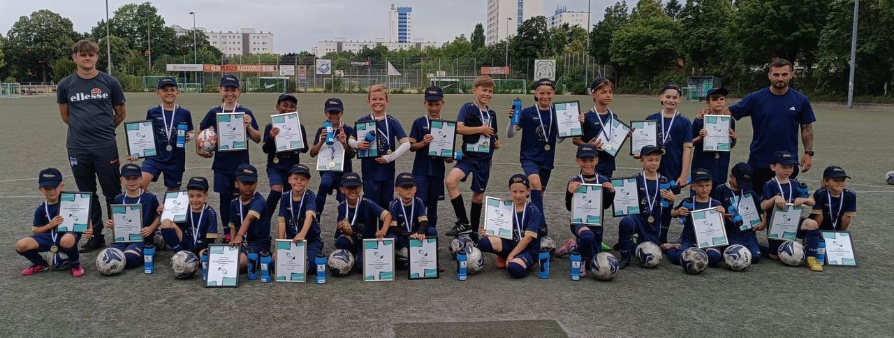 Das Team von Gio's Football Academy beim Sommercamp
